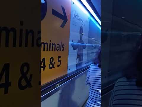 영국 히드로 공항, 무료 기차(Free train) 타기 위해 이동